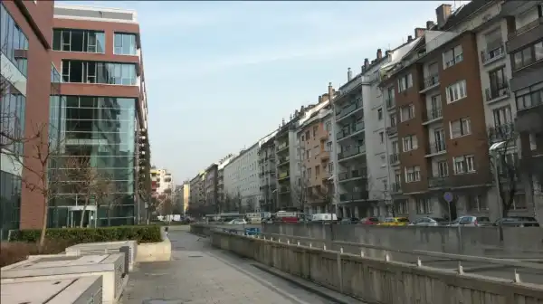 Eladó üzlethelyiség utcai bejáratos, Budapest, XI. kerület 1+1 szoba 35 m² 54.9 M Ft